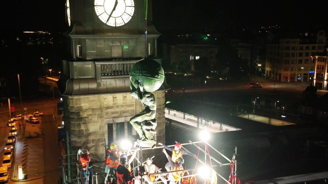 Die Atlas-Skulptur wird aufs Dach des Hamburger Haupbahnhofs gehoben