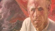 Ausschnitt aus dem Gemälde "Selbstbildnis mit Palette vor rotem Vorhang" von 1942 von Otto Dix: Das skeptische Gesicht eines älteren Mannes in weißem Hemd vor einer apokalyptischen, dunklen Landschaft. © Screenshot 