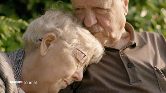 Ein altes Ehepaar nimmt sich in den Arm. © Screenshot 