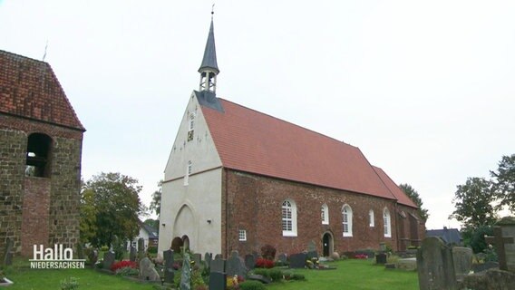 Eine Dorfkirche mit kleinem Turm. © Screenshot 