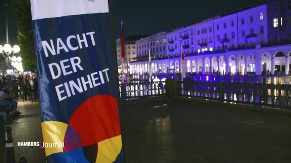 Ein Schild mit der Aufschrift "Nacht der Einheit" auf dem Hamburger Jungfernstieg © Screenshot 