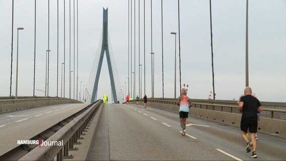 Teilnehmende des Köhlbrandbrückenlaufs laufen über die Brücke © Screenshot 