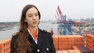 Eine junge Frau auf einem Containerschiff. © Screenshot 