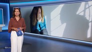 Nachrichtensprecherin Romy Hiller, im Hintergrund einer am Boden sitzenden Frau, die sich die Hände vor ihr Gesicht hält und der Schatten eines Mannes. © Screenshot 