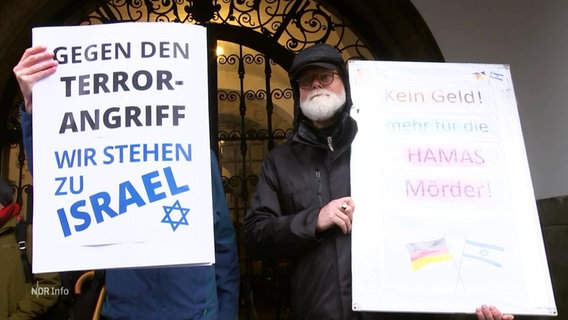 Schilder, die die Solidarität mit Israel ausdrücken, werden hochgehalten. © Screenshot 