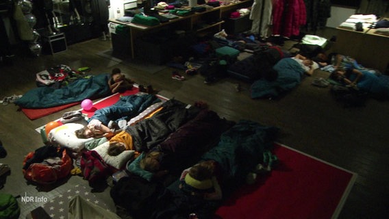 Eine Schulklasse übernachtet in einem Kaufhaus. © Screenshot 