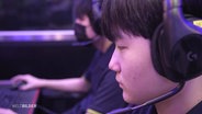 Ein Jugendlicher aus Südkorea von der Seite. Er trägt ein Gaming-Headset. © Screenshot 