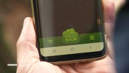 Auf einem Smartphone ist eine NABU-App geöffnet. © Screenshot 