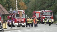 Einsatzfahrzeuge der Feuerwehr stehen vor dem Eingang des Heidepark Soltaus. © Screenshot 