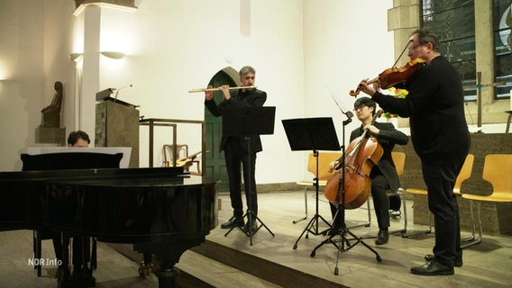 Musiker spielen ein Benefizkonzert in der Christuskirche. © Screenshot 