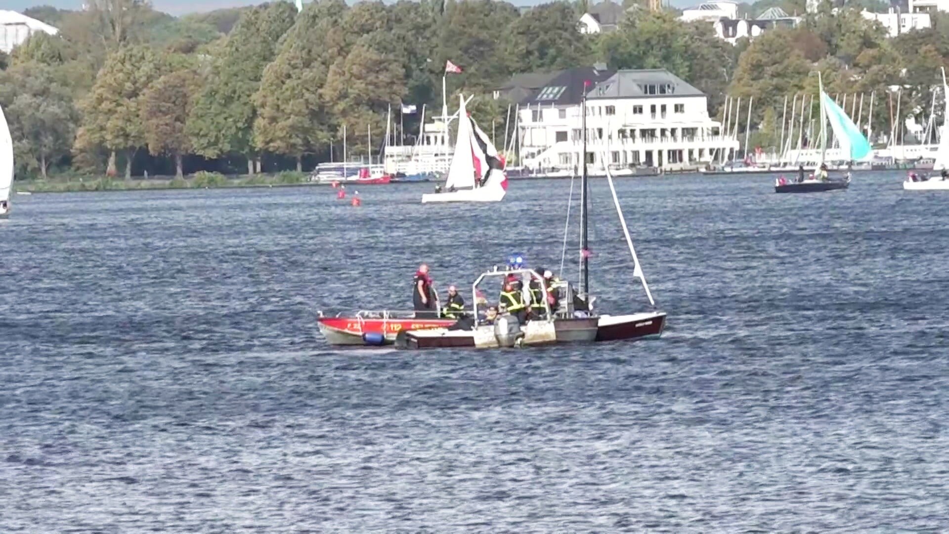 Starker Wind: Segelboot kentert in Hamburg auf der Alster