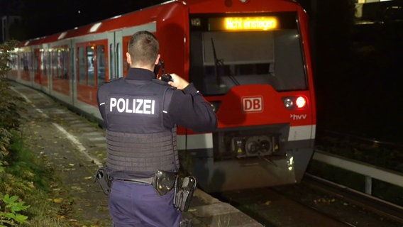 Eine stehende S-Bahn, im Vordergrund ein Polizist von hinten. © Screenshot 