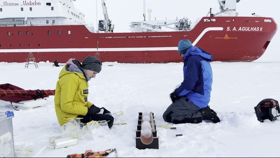 Zwei Forscher in der Antarktis. © Screenshot 