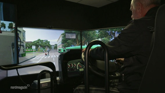 Ein älterer Mann sitzt in einem Fahr-Simulator. © Screenshot 