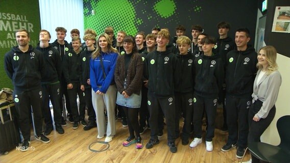 Juniorenspieler des VfL Wolfsburg haben sich zu einem Gruppenbild aufgestellt. © Screenshot 