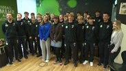 Juniorenspieler des VfL Wolfsburg haben sich zu einem Gruppenbild aufgestellt. © Screenshot 