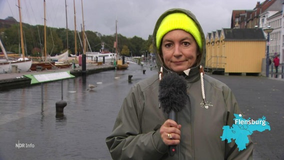 NDR Reporterin Simone Mischke ist live aus Flensburg zugeschaltet. © Screenshot 