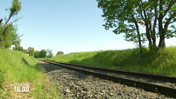 Leere Gleise einer stillgelegten Bahnstrecke © Screenshot 