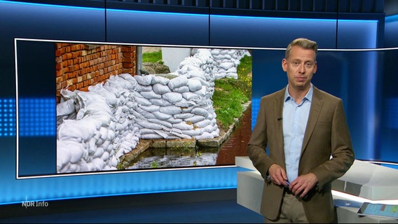 André Schünke moderiert NDR Info um 21:45 Uhr. © Screenshot 