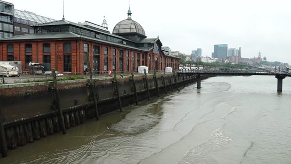 Auch an der Fischauktionshalle werden die Auswirkungen der Sturmebbe sichtbar. © Screenshot 