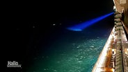 Ein Suchscheinwerfer leuchtet auf die dunkle Nordsee. © Screenshot/twitter.com/ianhardy61 