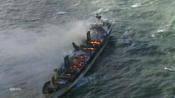 Ein havariertes Frachtschiff treibt brennend auf dem Meer. © Screenshot 