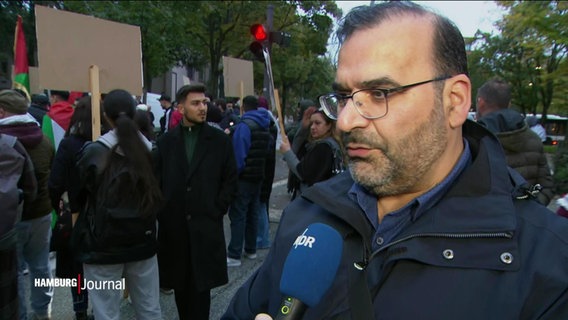 Fatih Yildiz, Vorsitzender der Schura, im Interview mit NDR Reporter Heiko Sander. © Screenshot 