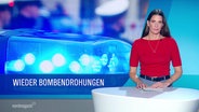 Nachrichtensprecherin Martina Scheller im Studio, neben ihr ein Bild eines Blaulichts und darunter der Text: "Wieder Bombendrohungen". © Screenshot 