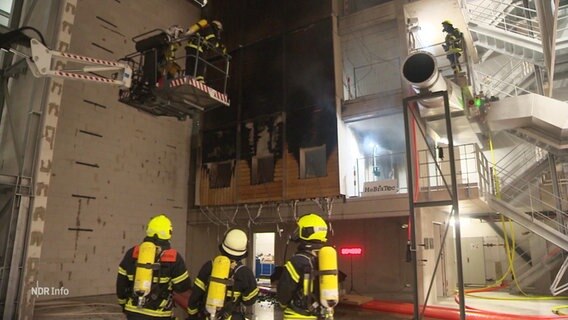 Feuerwehrleute bei einer Übung in einer Brandversuchsanlage in Braunschweig. © Screenshot 