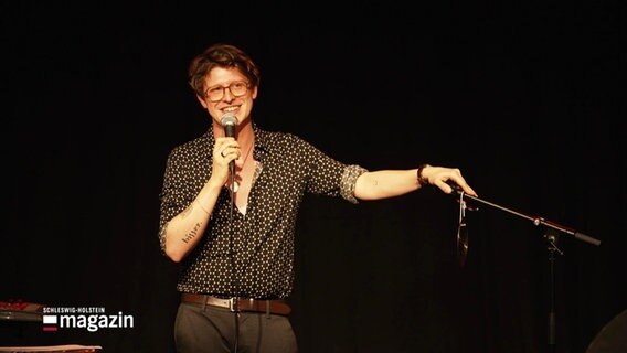 Newcomer-Comedian Hinnerk Köhn auf der Bühne. © Screenshot 