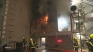 Die Brandversuchsanlage der TU Braunschweig: Feuerwehrleute löschen einen Übungsbrand. © Screenshot 