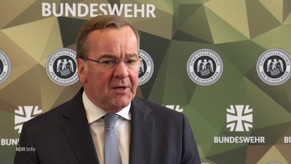 Minister Pistorius vor einer Wandtafel der Bundeswehr. © Screenshot 