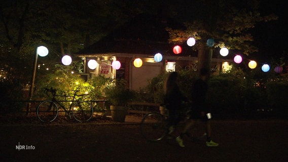 In der Dunkelheit am Abend leuchten die bunten Lampions vor der "Alsterperle" an der Außenalster. © Screenshot 