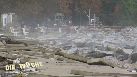 Blick auf eine komplett zerstörte und verwüstete Küstenpromenade nach einer Sturmflut © Screenshot 