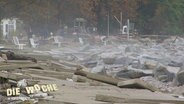 Blick auf eine komplett zerstörte und verwüstete Küstenpromenade nach einer Sturmflut © Screenshot 