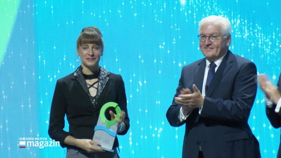 Der Klimaforscherin Friederike Otto wird von Bundespräsdident Steinmeier der Deutsche Umweltpreis überreicht. © Screenshot 