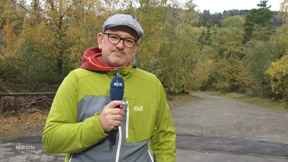 Reporter Jan Fragel im Harz an der Unfallstelle. © Screenshot 