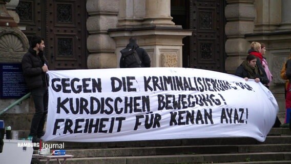 Ein Solidaritätstransparent vor einem Gerichtsgebäude gegen die Krminialisierung der kurdischen Bewegung. © Screenshot 