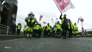 Streikende bei einem Protestzug. © Screenshot 