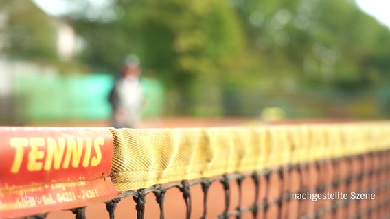 Ein Netz ist über einen Tennisplatz gespannt. © Screenshot 