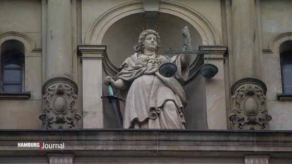 Statue der Justizia an der Fassade eines Gerichtsgebäudes in Hamburg. © Screenshot 