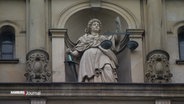 Statue der Justizia an der Fassade eines Gerichtsgebäudes in Hamburg. © Screenshot 