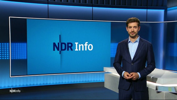 Daniel Anibal Bröckerhoff moderiert NDR Info. © Screenshot 