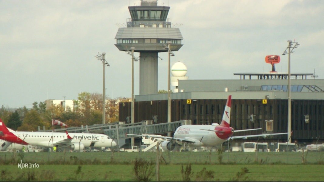 Flugzeuge auf dem Rollfeld des Hamburger Flughafens, im Hintergrund der Tower.