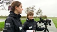 Zwei junge Frauen arbeiten im Bundesfreiwilligendienst für die Nationalpark-Betreuung. © Screenshot 