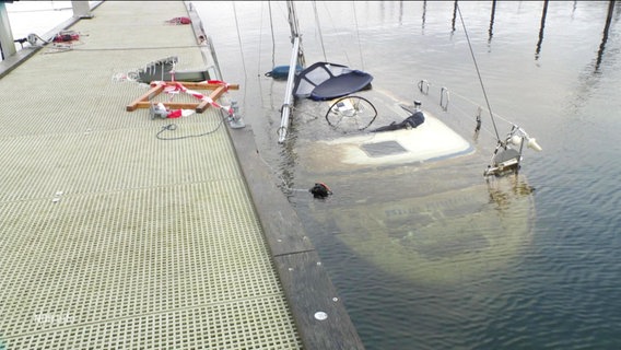 Ein gesunkenes Segelboot an einem Steg. © Screenshot 