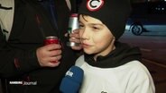Ein Junge wird vor dem Fußballspiel interviewt © Screenshot 