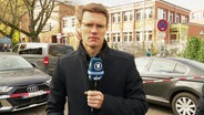 Reporter Johannes Jolmes berichtet vom Polizeieinsatz an einer Stadtteilschule in Hamburg-Blankenese. © Screenshot 