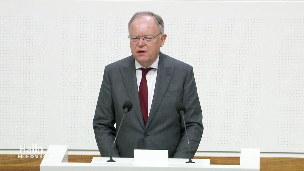 Ministerpräsident Weil steht am Rednerpult im niedersächsischen Landtag.