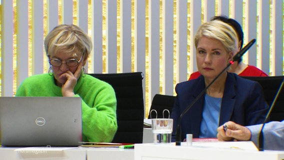 Die mecklenburgische Ministerpräsidentin Manuela Schwesig sitzt im Landtag und sieht nicht sehr glücklich aus. © Screenshot 